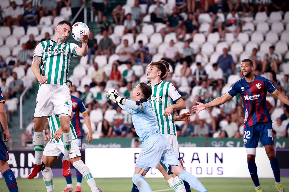 Carlos Albarrán cabecea una acción a balón parado en el duelo ante el Huesca.
