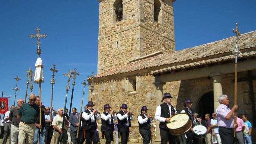 Romeros cruzando delante de la puerta sur del santuario de la Virgen del Campo en Rosinos de Vidriales.