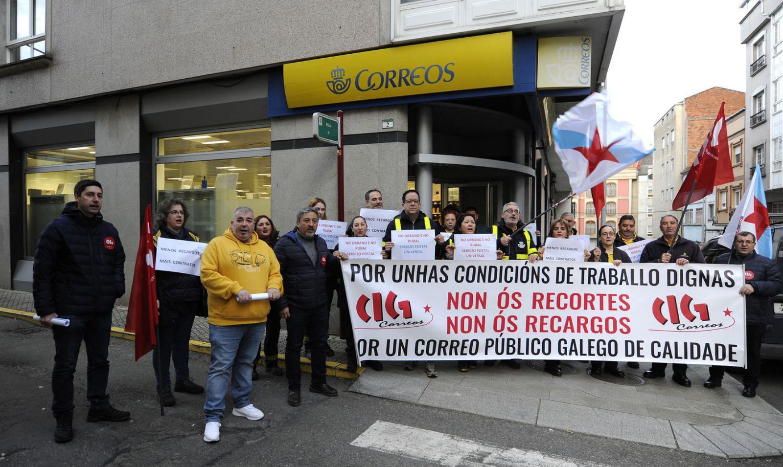 Protesta de trabajadores de Correos, ayer, en una e sus oficinas de Lalín. |   // BERNABÉ/JAVIER LALÍN