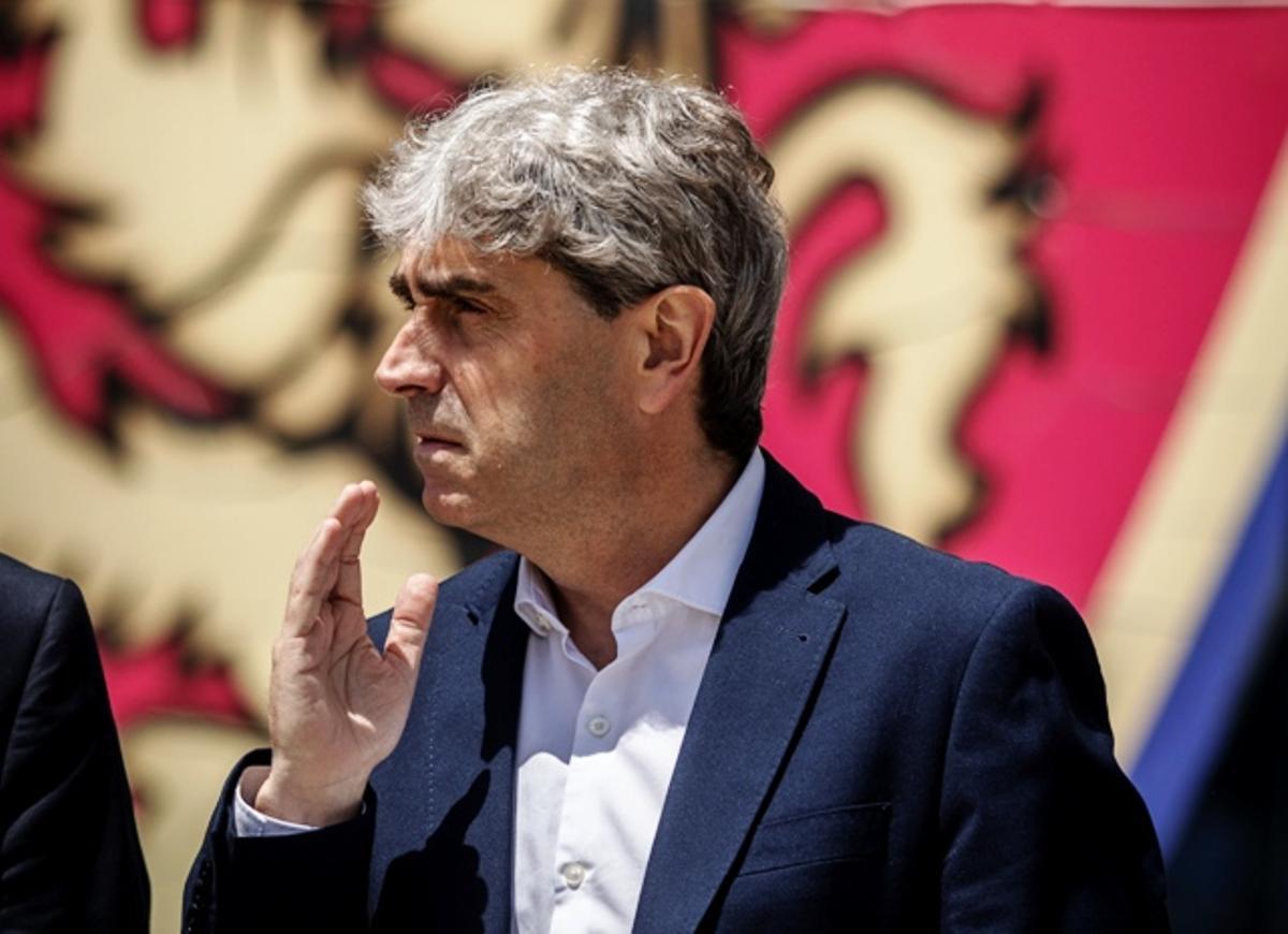 Txema Indias, director deportivo del Real Zaragoza, a la salida de las oficinas del club.