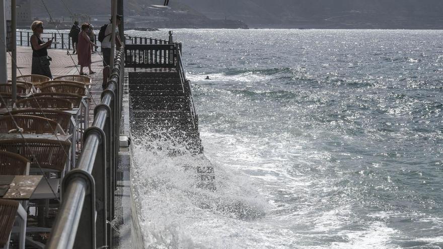 Marea alta con reboso en Las Canteras y oleaje en el norte