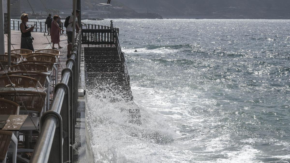 Marea alta con reboso en Las Canteras y oleaje en el norte