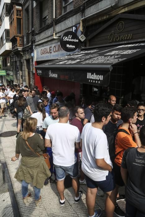 Cola para las entradas del Sporting- Oviedo