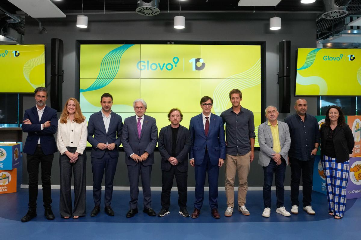 El CEO de Glovo, Oscar Pierre (4d); el presidente de la Generalitat, Salvador Illa (c) y el cofundador de Glovo Sacha Michaud (5i), entre otros durante un acto celebrado con motivo del décimo aniversario de Glovo.
