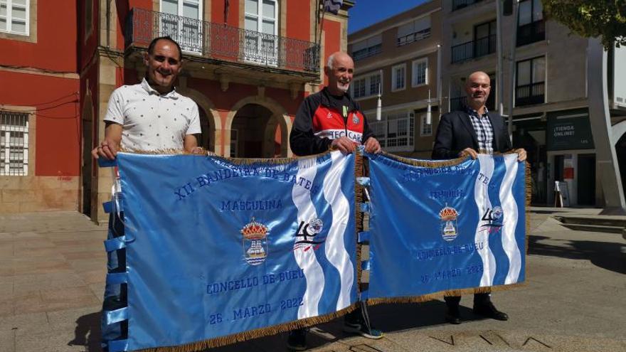 Ricardo Verde, Javier Pazos y Félix Juncal con las banderas. |  // S. Á.