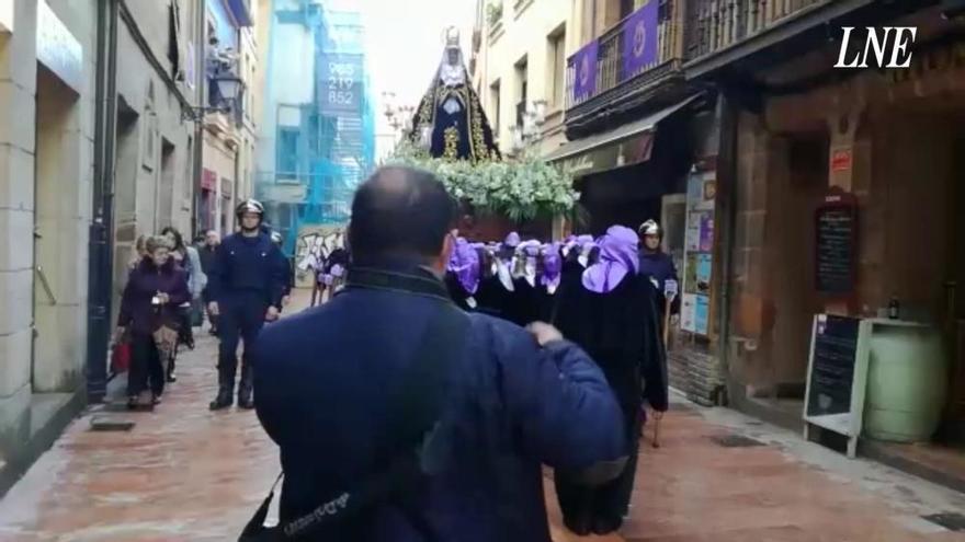 La lluvia respeta a la Virgen de La Soledad, espléndida por las calles de Oviedo