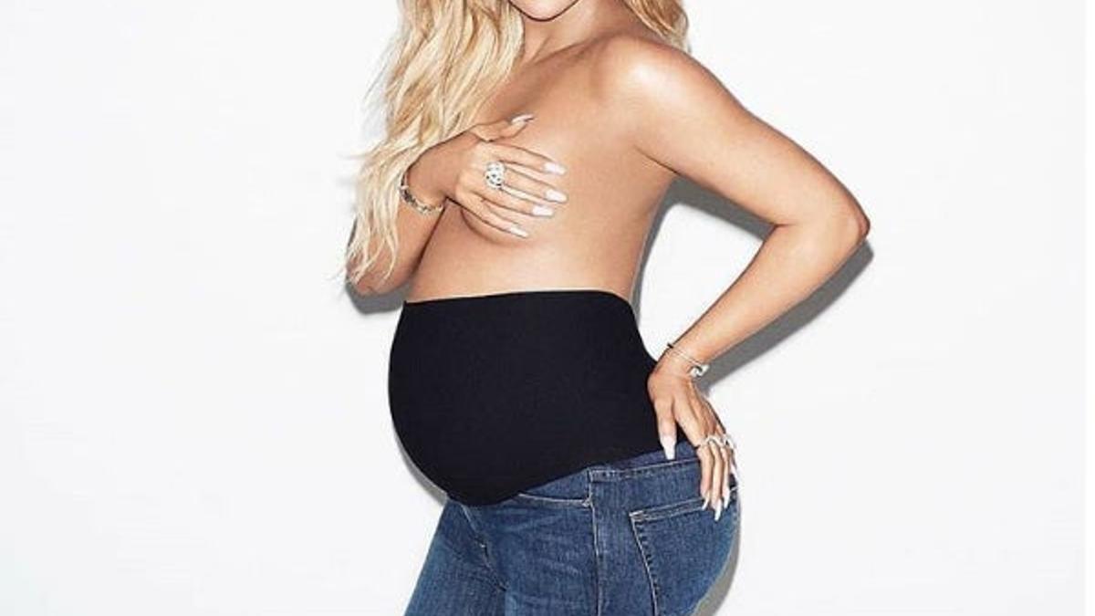 Khloé Kardashian posa en topless en su último mes de embarazo