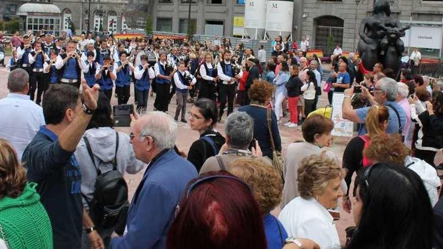 El folclore bretón entusiasma en Oviedo