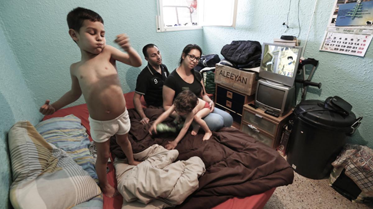 53 familias de la Mina llevan desde septiembre del 2014 esperando vivienda de protección oficial.