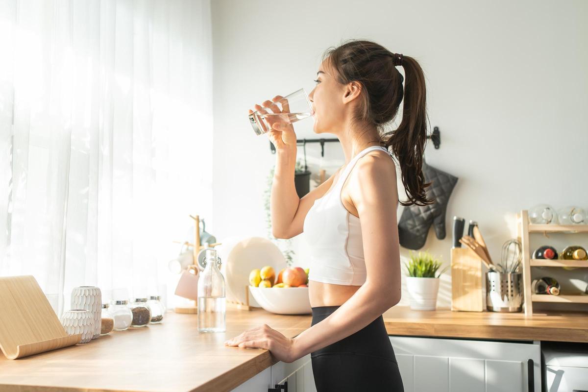 El agua debe convertirse en tu bebida favorita para cuidar tu salud.