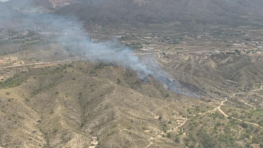 Tres helicópteros de Protección Civil apagan un incendio en Abanilla