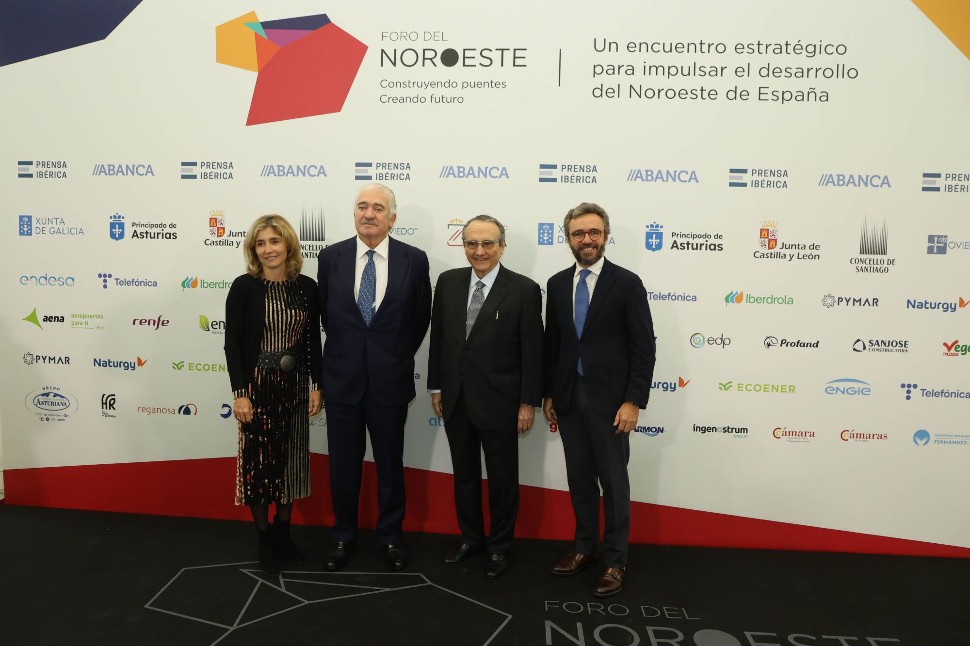 Por la izquierda, Ainhoa Moll, directora editorial de Prensa Ibérica, José Damián Bogas, consejero delegado de ENDESA, Javier Moll, presidente de Prensa Ibérica, y Aitor Moll, consejero delegado de Prensa Ibérica.