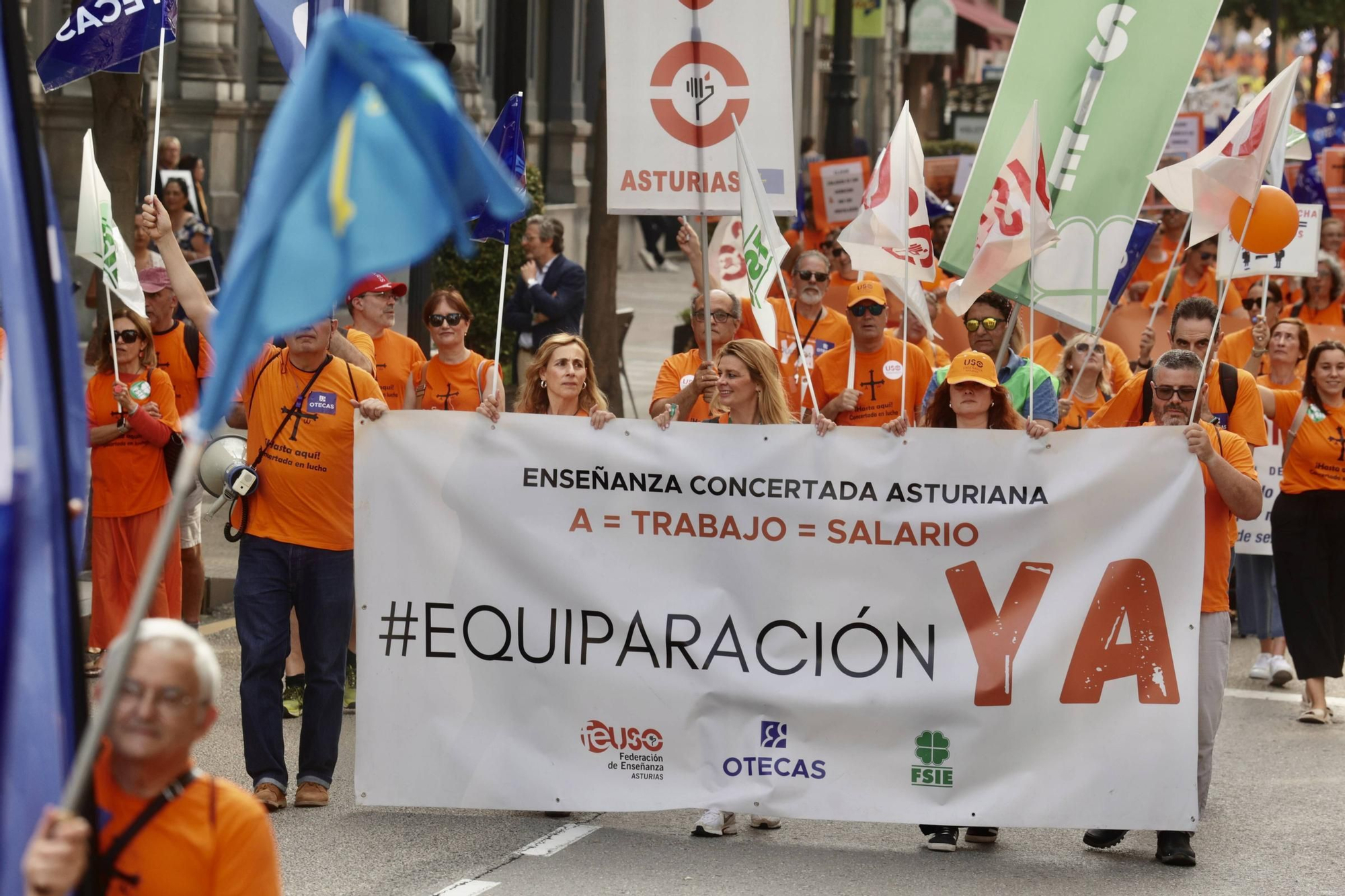 EN IMÁGENES | La marea naranja de profesores inunda Oviedo: manifestación de la escuela concertada