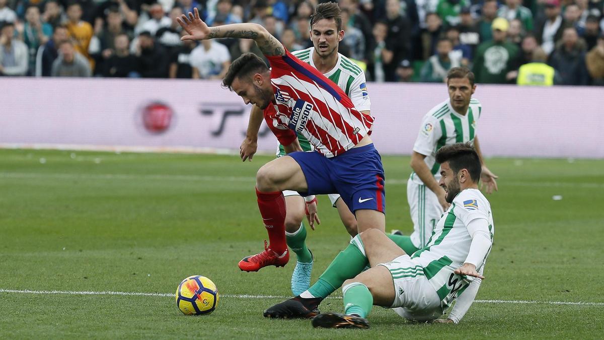 Barragán corta el avance de Saúl en el partido ante el Atlético de Madrid. / José Manuel Vidal (Efe)