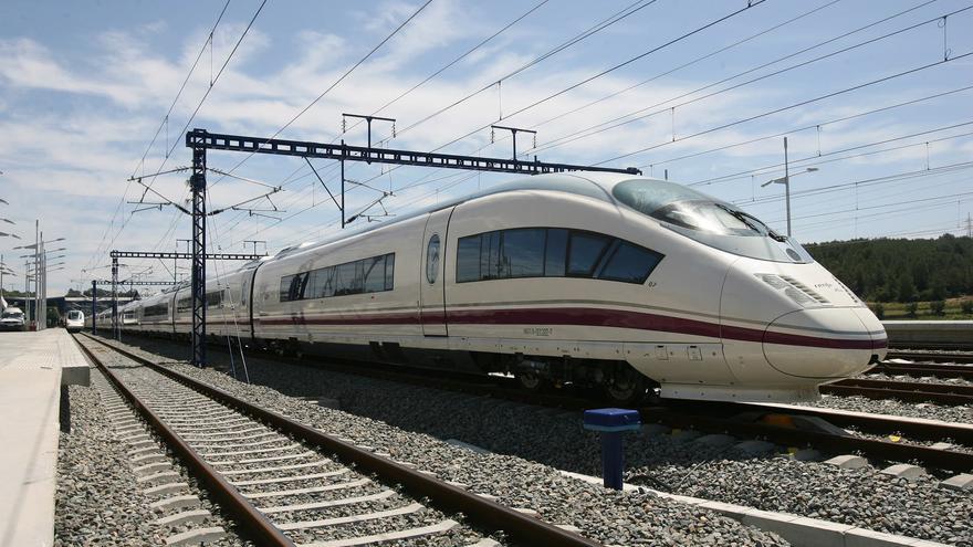 Un 63% de los españoles, a favor de prohibir vuelos cortos si hay alternativas en tren de alta velocidad