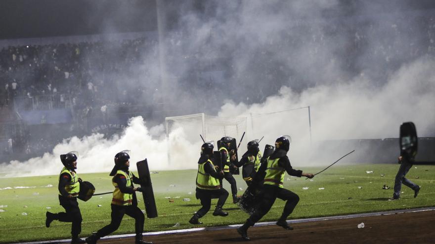 Tragedia en Indonesia: más de 100 muertos en un estadio