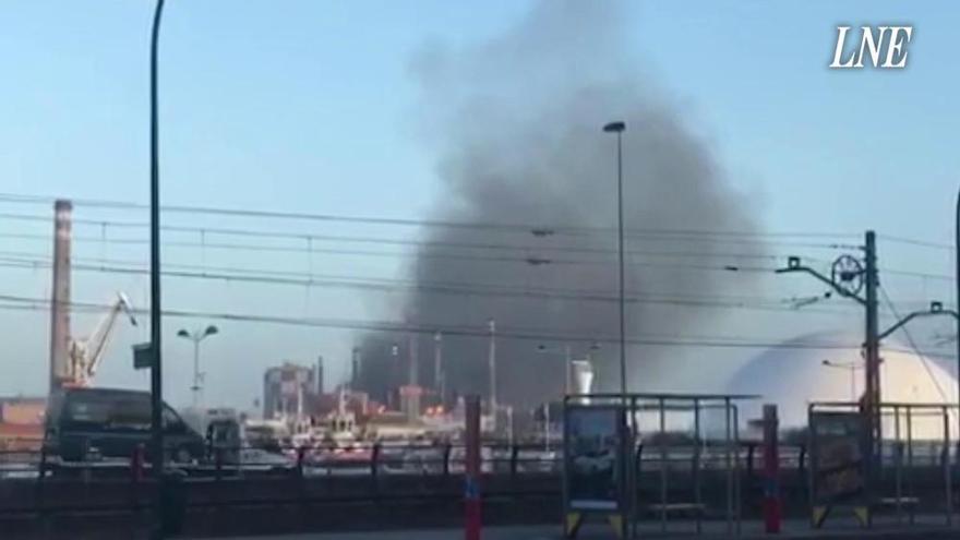 Alarma en Avilés por una gran nube negra en las baterías de Arcelor