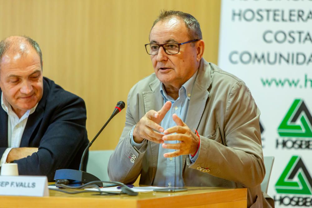 El economista Javier Ibáñez Aldecoa, de Caixabank Research, participa en una jornada sobre los retos del empresariado turístico de la Comunidad Valenciana organizada por Esade, Hosbec y CaixaBank en B