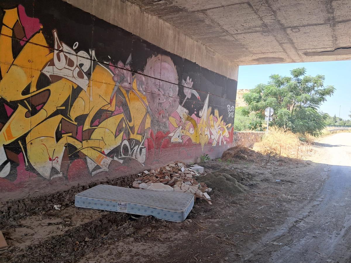 Enseres debajo del puente, en el carrer Montnegre