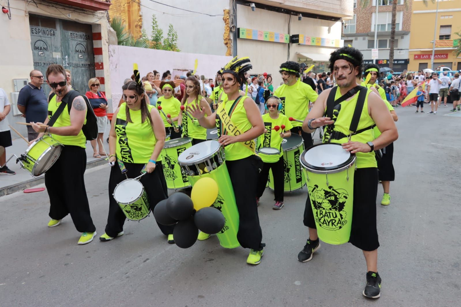 Fiestas de Sant Pere: Colorido desfile en la previa del 'bou al carrer'