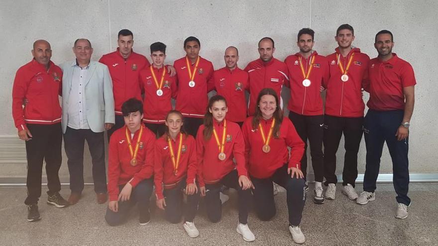 Grupo de deportistas y técnicos de la selección balear de taekwondo con sus medallas.