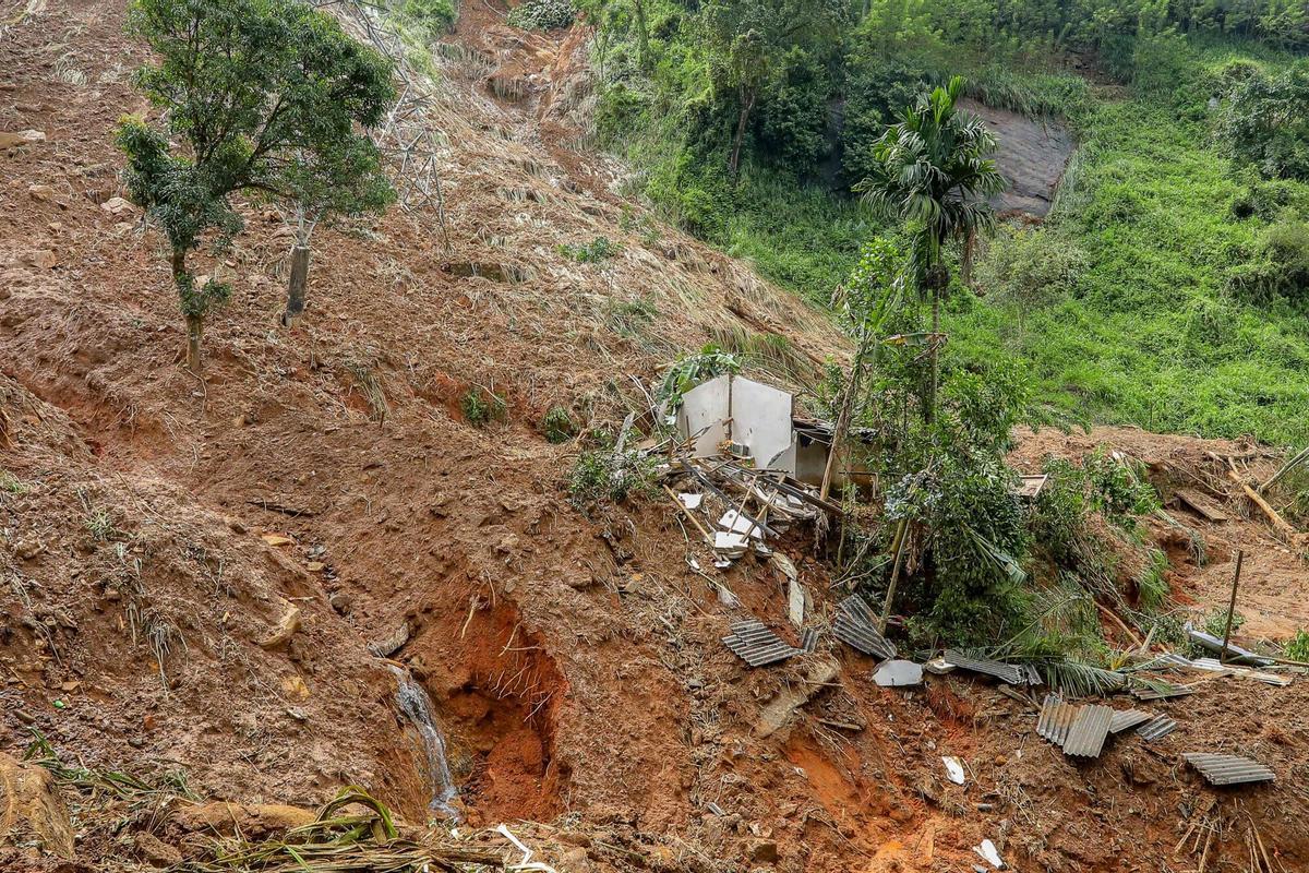 TOPSHOT - A residential house lies in a shattered state at the site of a landslide in Sarasavigama village of Kandy district on December 1, 2025. The toll in deadly flooding and landslides across parts of Asia climbed past 1,100 on December 1 as hardest-hit Sri Lanka and Indonesia deployed military personnel to help survivors. (Photo by AFP)