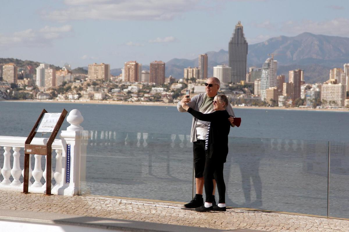 Una pareja de turistas se toma una foto en Benidorm, en una fotografía de archivo. 