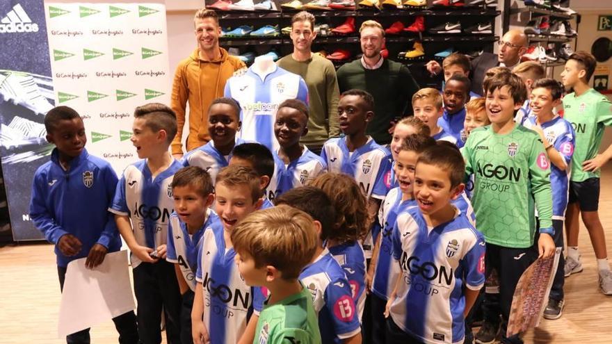 Sergio Sánchez y Vallori con jugadores de fútbol base del Atlético Baleares, ayer en El Corte Inglés.