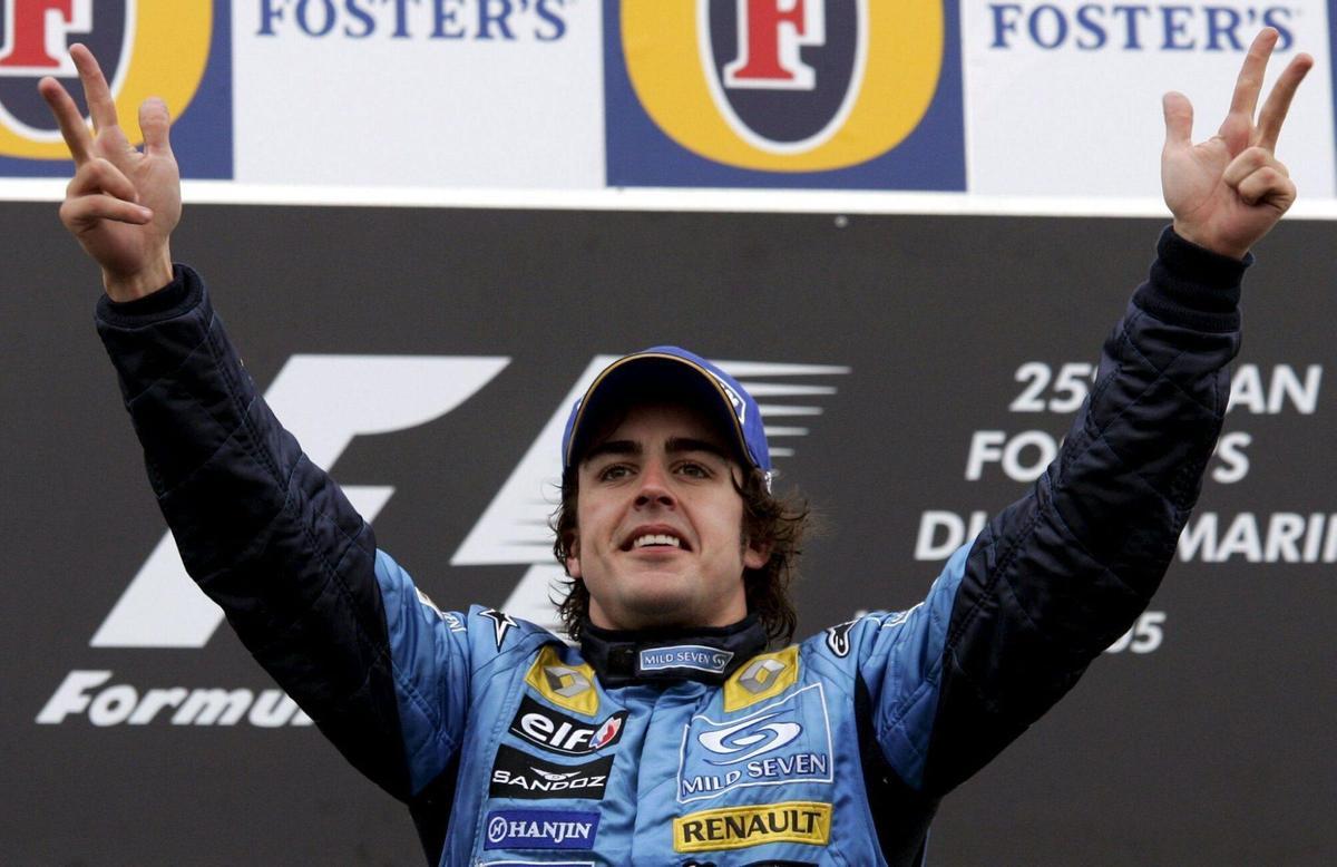 Fernando Alonso, pilotando para Renault, festeja su victoria en el podio tras el Gran Premio de San Marino de 2005.