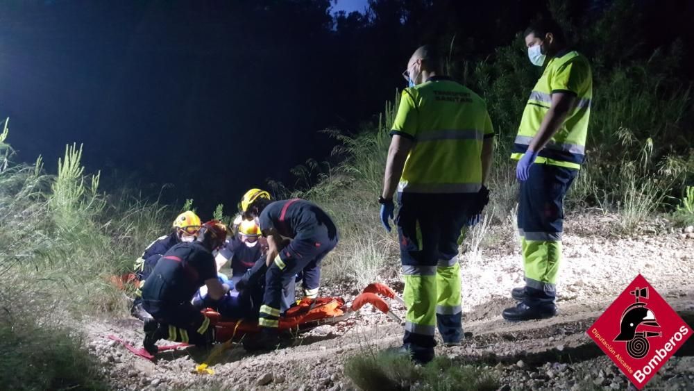 Los bomberos rescatan en Benidorm a una mujer que practicaba senderismo y se rompió la tibia en una caída