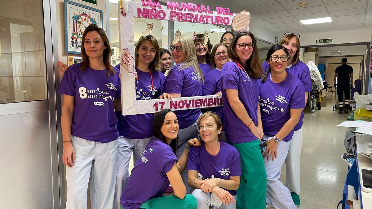 Personal que trabaja en la unidad del Hospital General de Elche este viernes en la conmemoración del Día Mundial del Prematuro