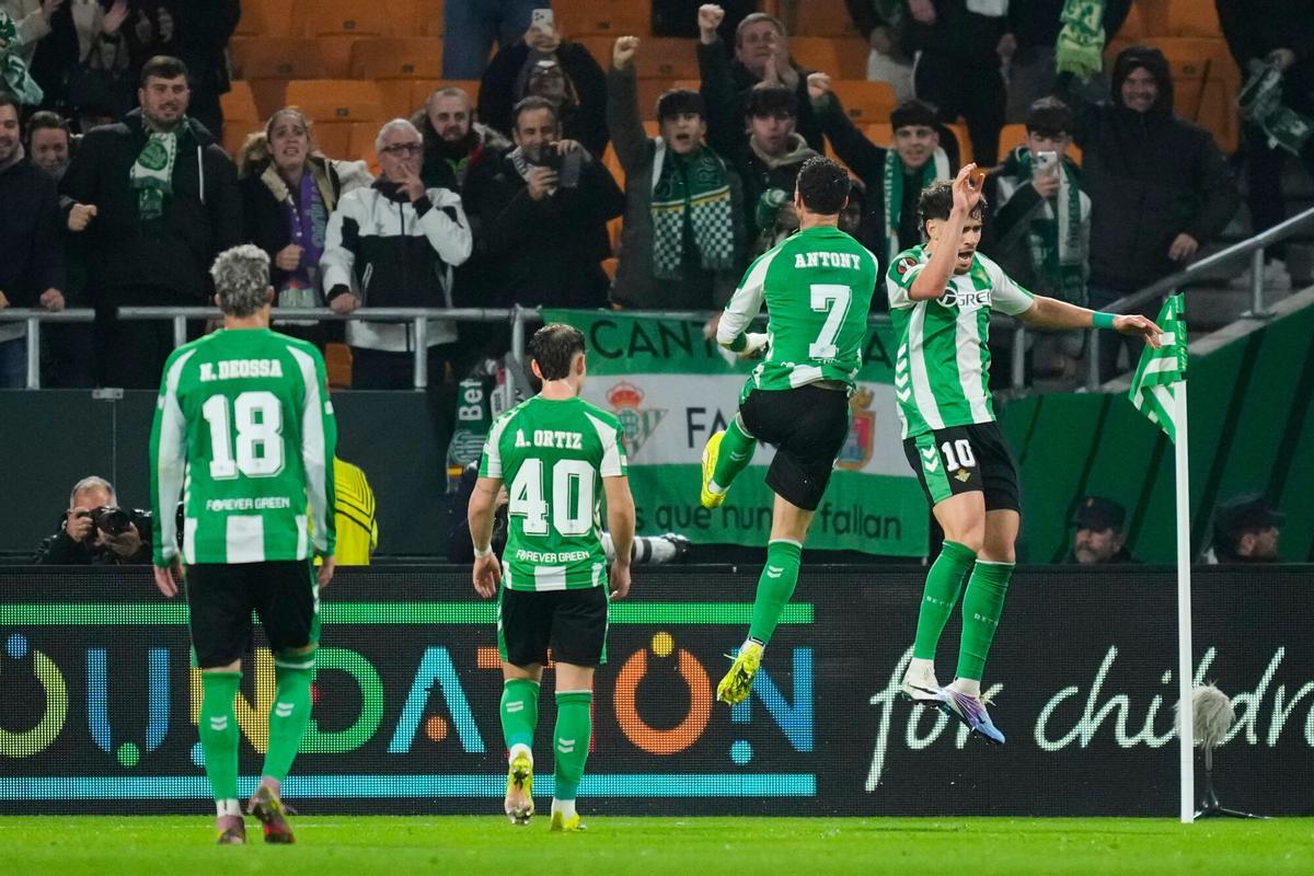 Abde Ezzalzouli celebra con Antony al marcar el segundo gol durante el partido de fútbol de la fase liguera de la Europa League entre el Real Betis y el Feyenoord en La Cartuja