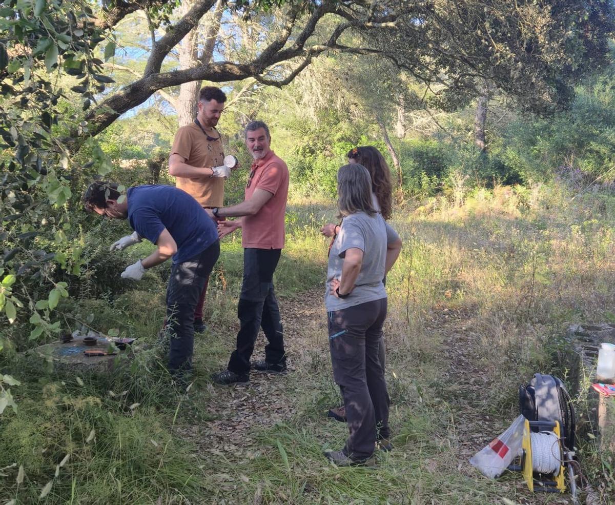 Celso y sus compañeros recogen muestras de agua en Menorca. | CELSO GARCÍA