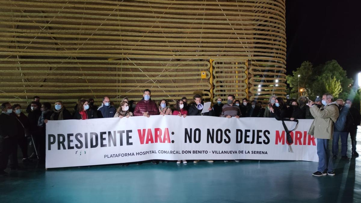 Protesta de la Plataforma Hospital Comarcal Don Benito-Villanueva ayer, en Villanueva de la Serena