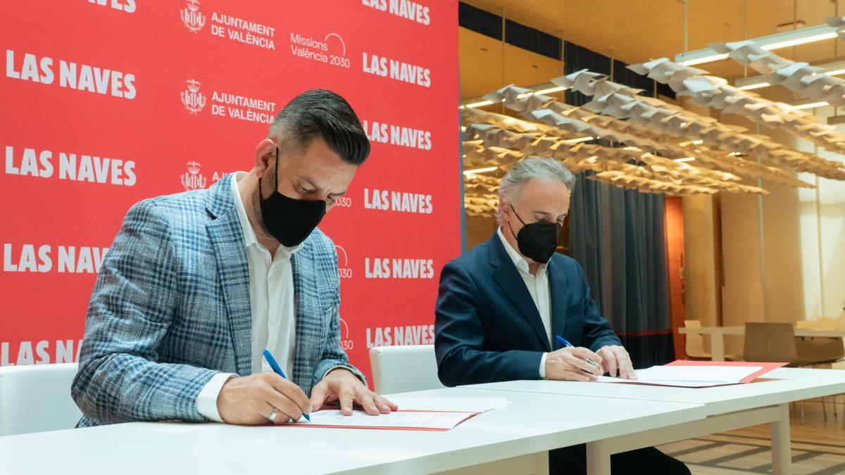 Carlos Galiana y José Luis Vilar en la firma de la adhesión de Grupo Gimeno.