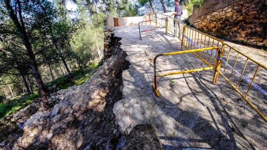 El desprendimiento ha arrastrado ladera abajo parte del camino y del muro de contención.