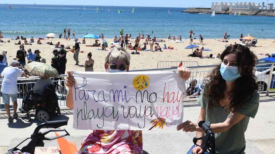 Personas con discapacidad reclaman su derecho a baño en las playas de Barcelona