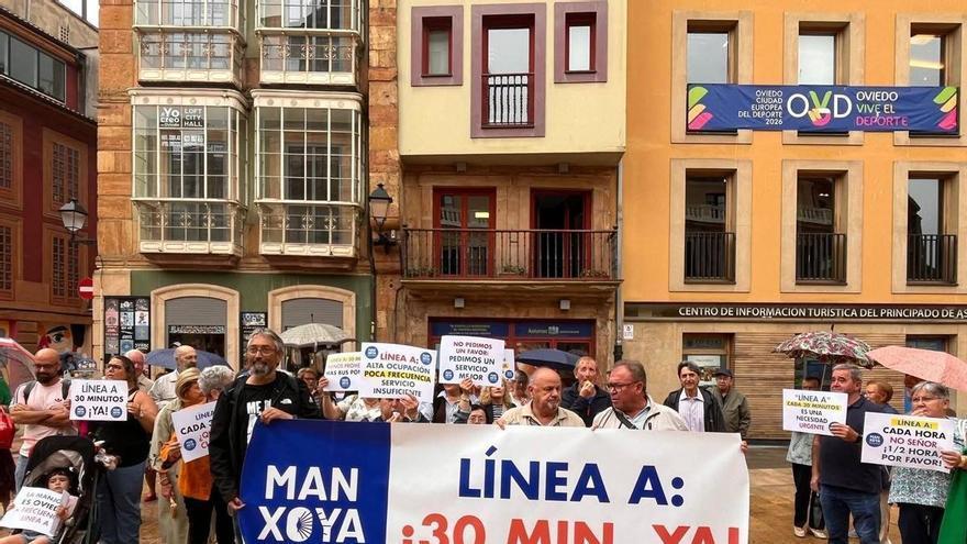 Los vecinos de la zona rural de Oviedo piden buses cada media hora