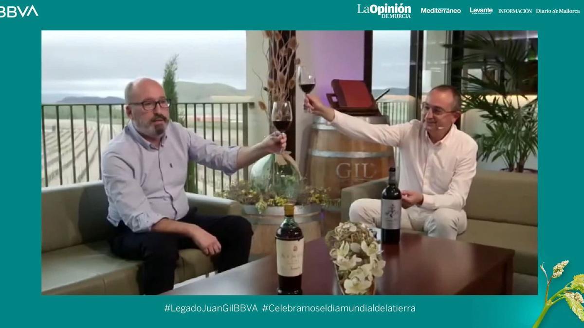 Los hermanos Miguel y Ángel Gil, durante el brindis que realizaron durante el ‘webinar’ con uno de sus vinos.