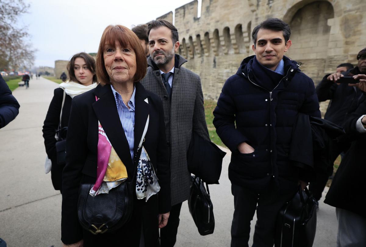 Avignon (France), 02/12/2024.- Gisele Pelicot (L), escorted by her lawyers Stephane Babonneau (R) and Antoine Camus (C), arrive at the criminal court where her husband Dominique Pelicot is on trial in Avignon, South of France, 19 December 2024. Judges will hand down verdicts on 51 men in the mass rape trial in which Dominique Pelicot is accused of drugging and raping his then-wife, Gisele Pelicot as well as inviting dozens of men to rape her while she was unconscious at their home in Mazan, France, between 2011 and 2020. (Francia) EFE/EPA/GUILLAUME HORCAJUELO