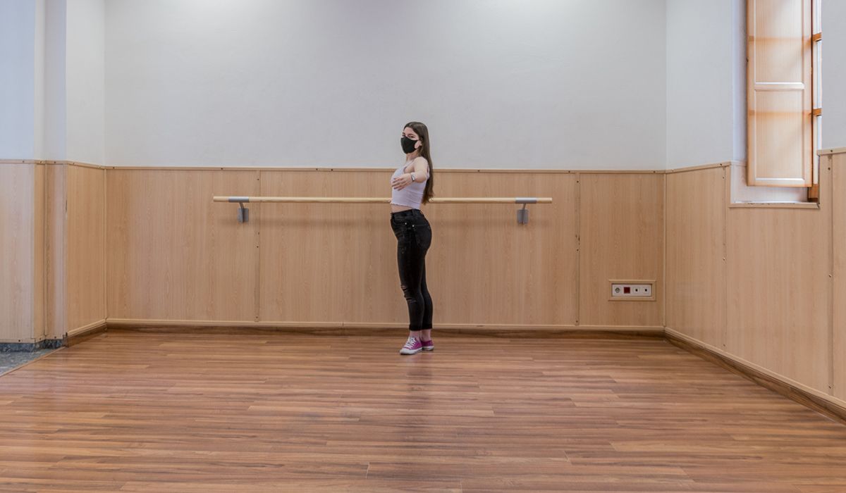 Una bailarina entrena en una de las salas de la Casa de la Juventud, que ya cuentan con barras de ballet