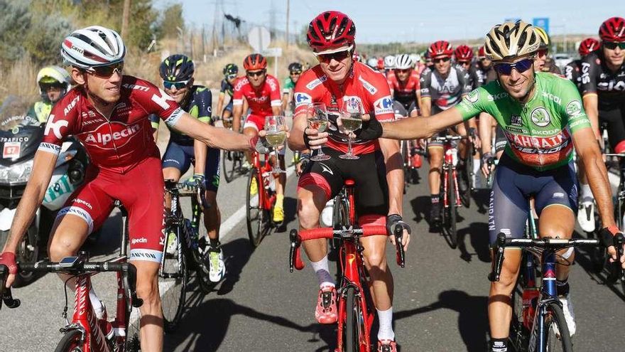 Froome (c.), ganador de la Vuelta, brinda con el segundo, Nibali (d.), y el tercero, Zakarin (i.), componentes del podio final de la carrera. // Efe