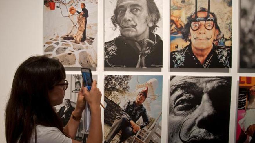 El Museo Dalí dedica una exposición a los retratos de Robert Whitaker