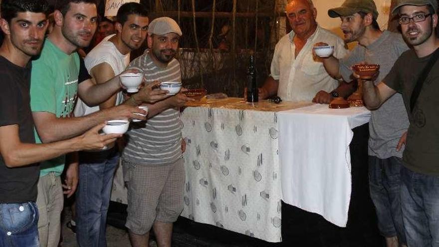 Unas personas disfrutan en la fiesta del vino de Saxamonde. // J. Lores