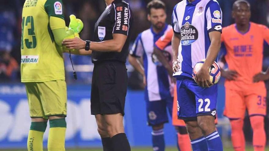 Borges con el balón en la mano, mientras el árbitro habla con Ochoa, antes de lanzarse el penalti.