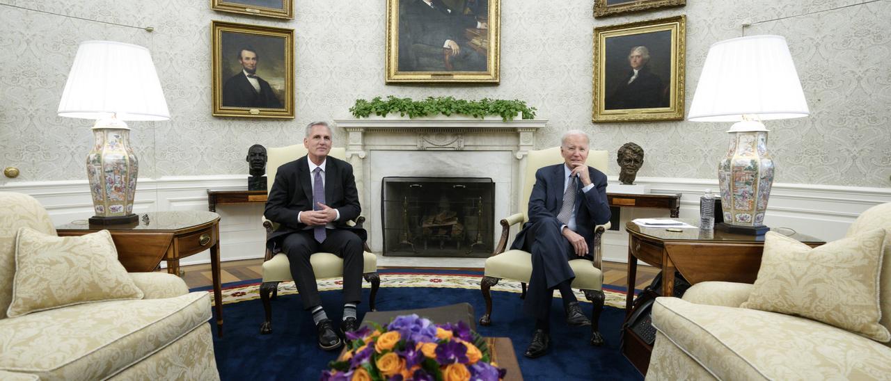 El presidente de EEUU, Joe Biden, con el líder republicano de la Cámara de Representantes, Kevin McCarthy.