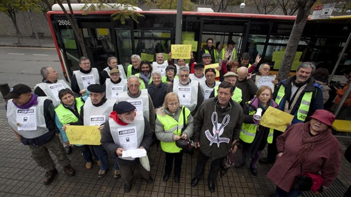 Un grupo de 70 jubilados iaioflautas han ocupado un bus de la línea 47 para protestar por los recortes.