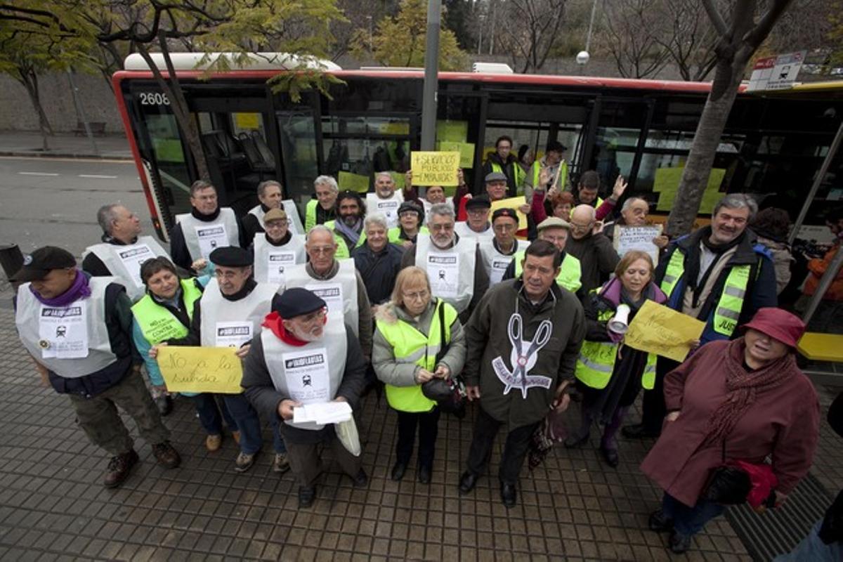 Un grupo de 70 jubilados iaioflautas han ocupado un bus de la línea 47 para protestar por los recortes. Un grupo de 70 jubilados iaioflautas han ocupado un bus de la línea 47 para protestar por los recortes.