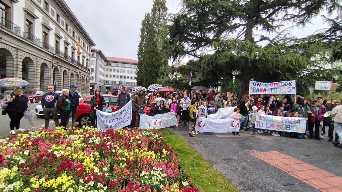 Protesta en Oviedo de las familias del colegio José Bernardo afectadas por la subida del precio del comedor escolar