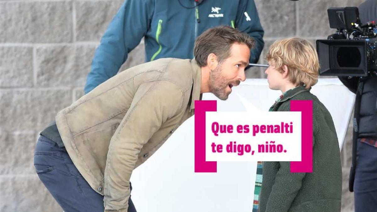 Ryan Reynolds le dice a un niño que es penalti (rodaje de The Adam Project)